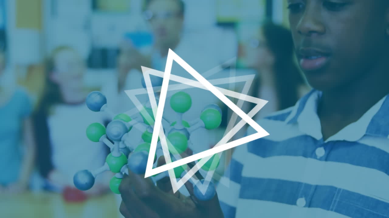 animación de triángulos blancos sobre un escolar afroamericano en la lección de ciencias en el laboratorio