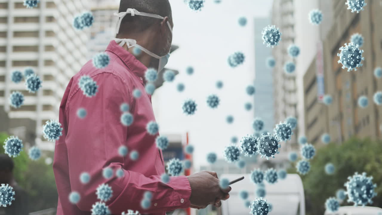 múltiples células de covid 19 flotando contra el hombre que usa una máscara facial usando un teléfono inteligente en la calle