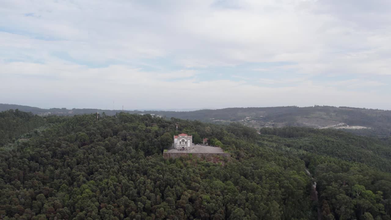 Luftfoto av helligdommen Nossa Senhora da Assunção som stiger over skogkledde åser, Portugal