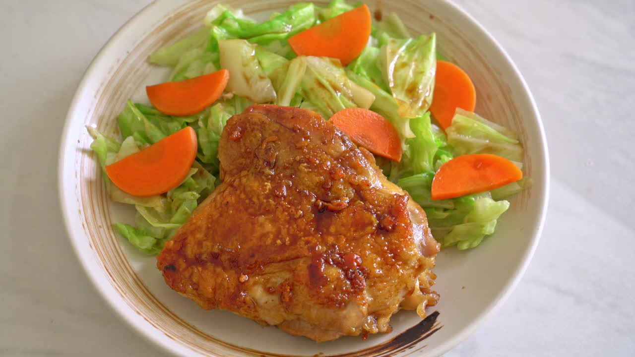filete de pollo teppanyaki teriyaki con repollo y zanahoria