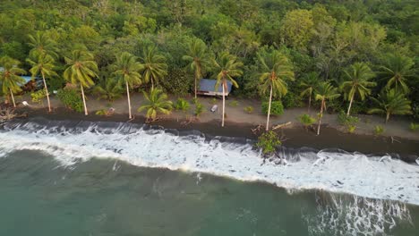 Volando-A-Lo-Largo-De-La-Remota-Playa-Mecana,-Cerca-De-Bahía-Solano,-En-El-Departamento-De-Chocó,-En-La-Costa-Del-Pacífico-De-Colombia.