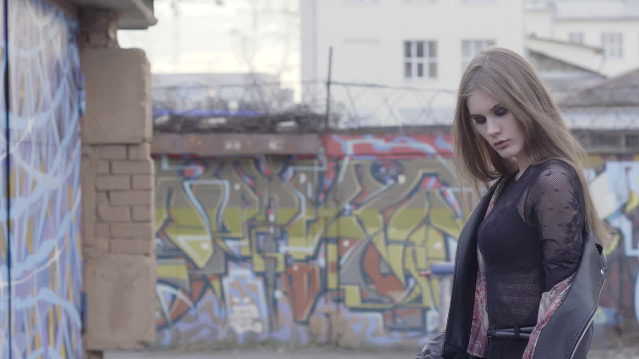 도시 환경 에서 세련 된 여자