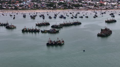 Barcos-Pesqueros-De-Arrastre-Anclados-En-Aguas-Costeras-Del-Sudeste-Asiático,-Antena