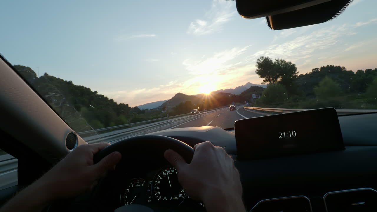 해가 지는 시점에 대시보드 시계 디스플레이로 운전