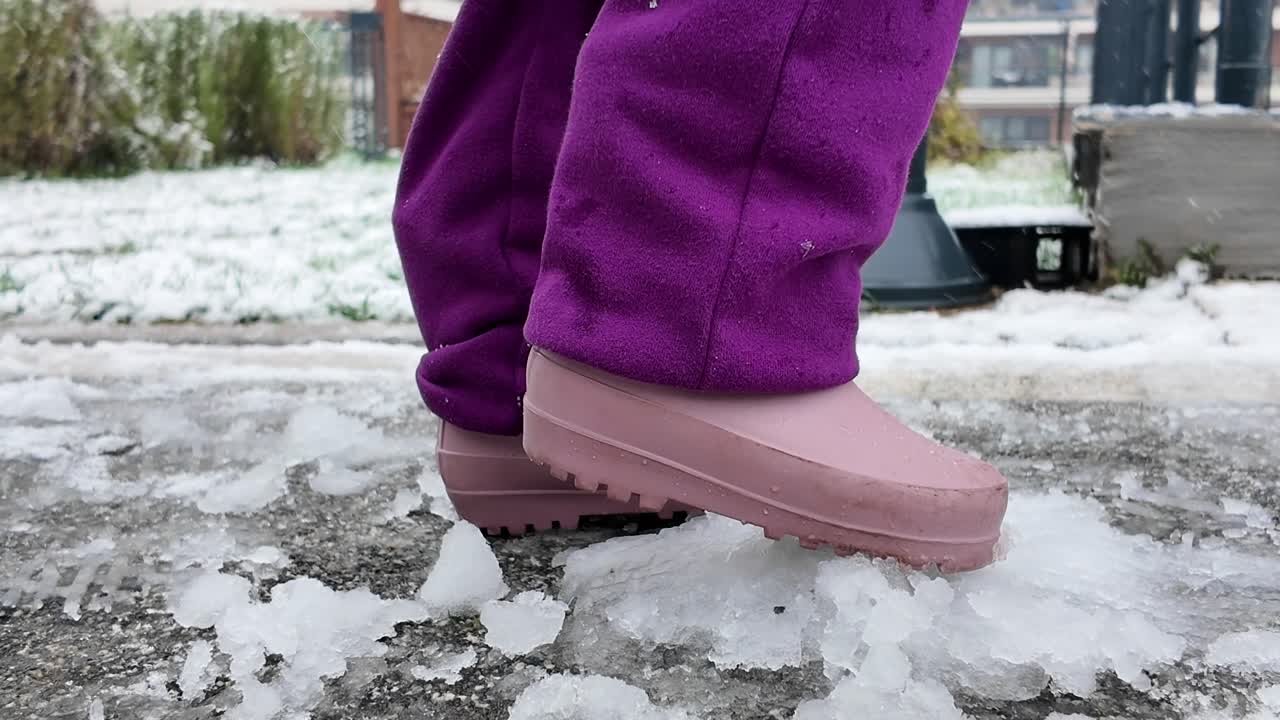 Niño caminando en la nieve y el hielo