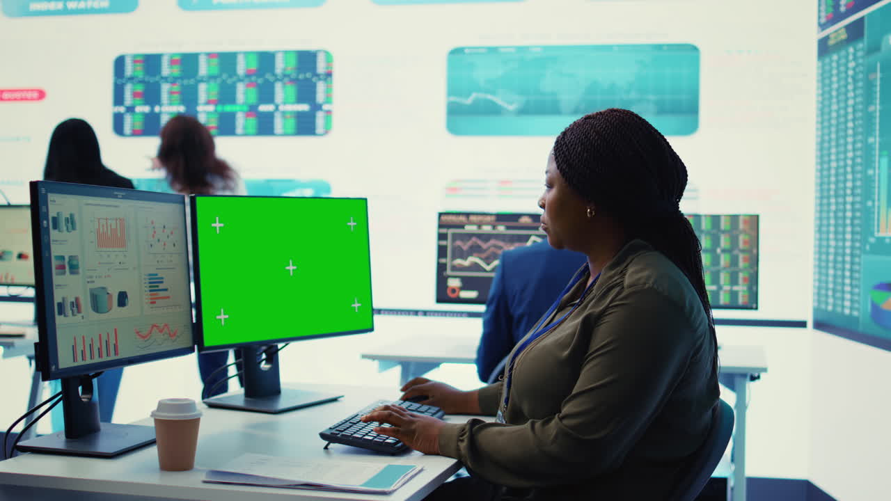 analista de negocios que examina los resultados mensuales y las métricas de rendimiento en línea