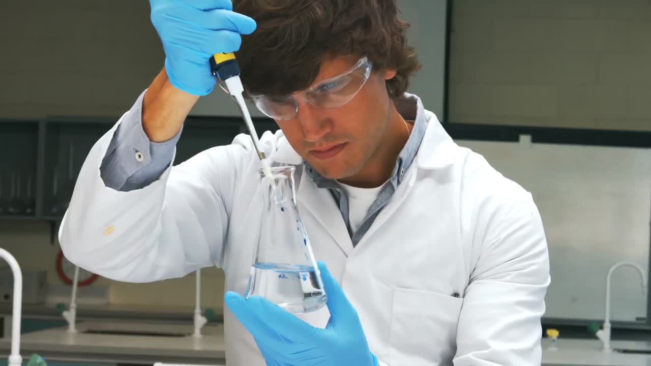 científico haciendo un experimento químico