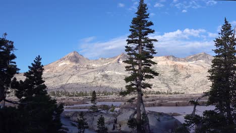 toma de lapso de tiempo del desierto desolado en las montañas de sierra nevada california