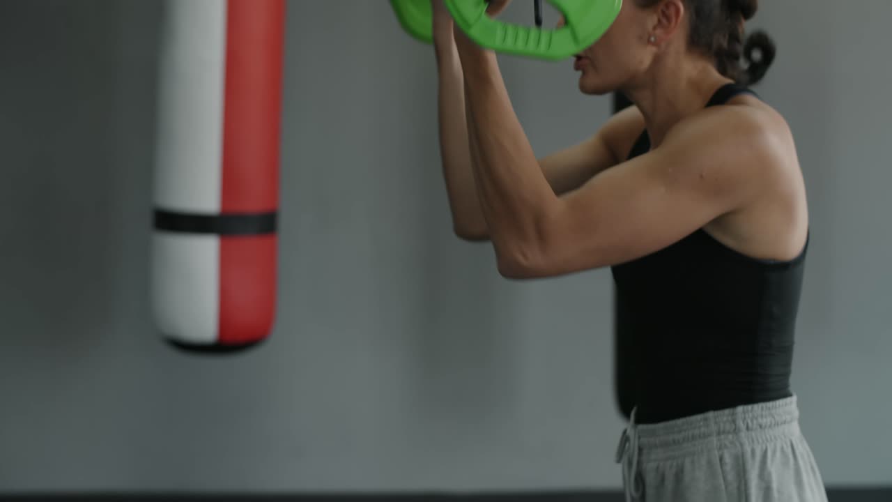 체육관 에서 운동 하는 여자