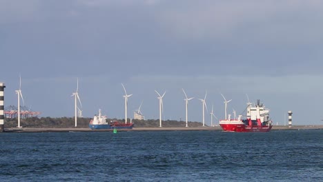 Barcos-En-Marcha-Cerca-Del-Gancho-De-Holanda