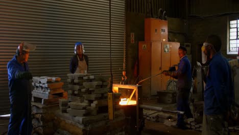 trabajadores que trabajan en el taller de fundición 4k