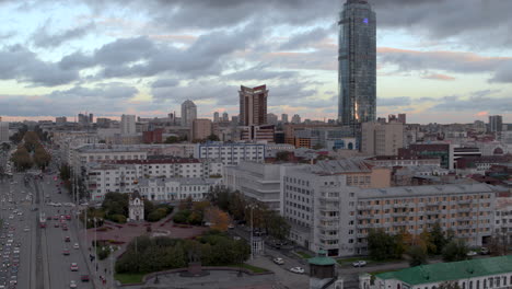 paisaje urbano de una ciudad rusa al atardecer