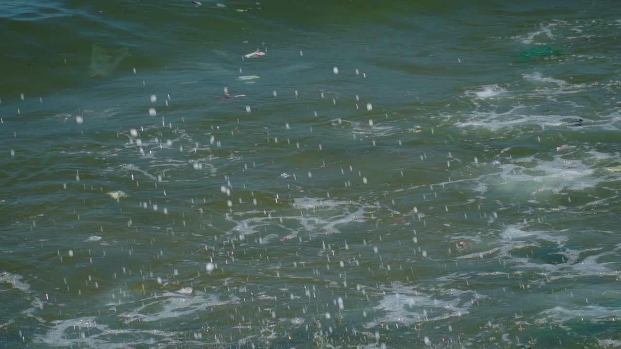 베트남 무이네의 만타 해변에 떠다니는 쓰레기