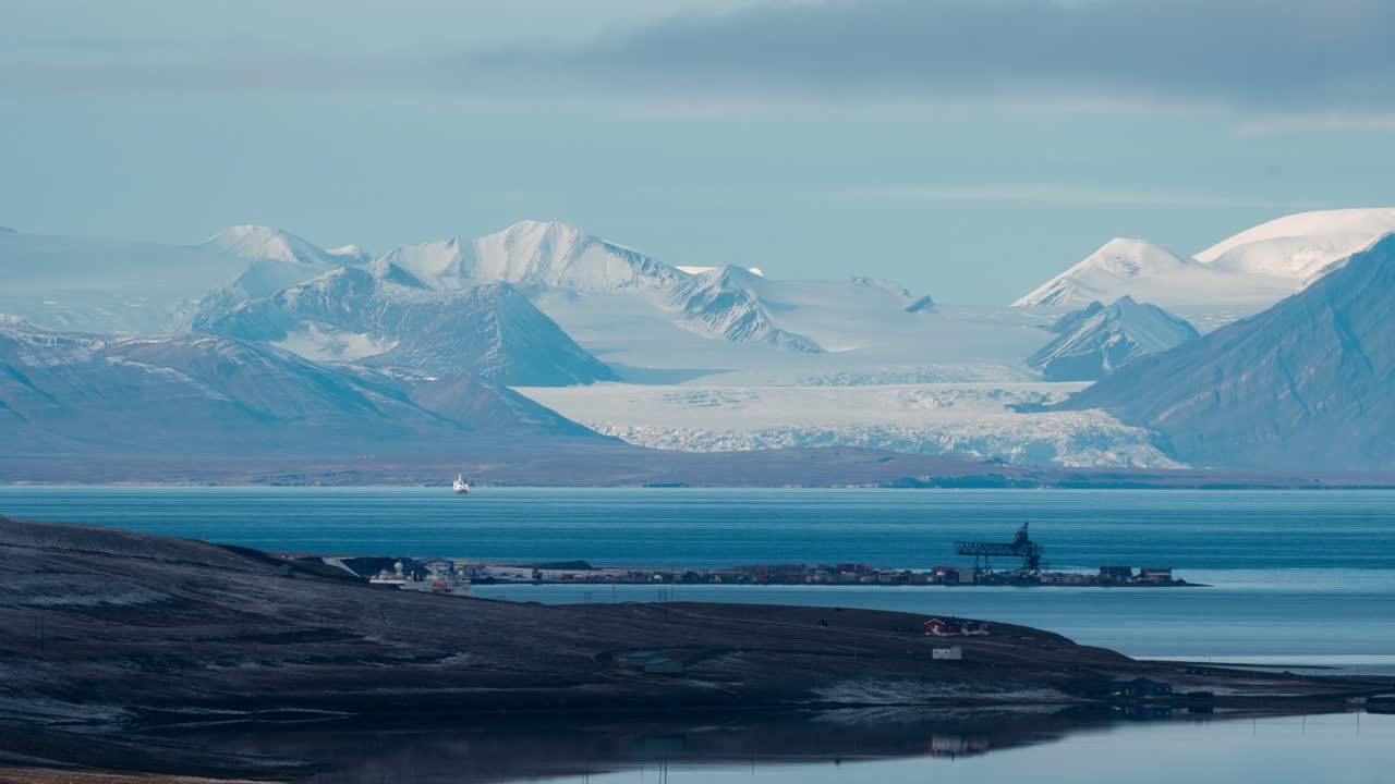 항구에 도착하고 항구에서 출발하는 크루즈 선박.