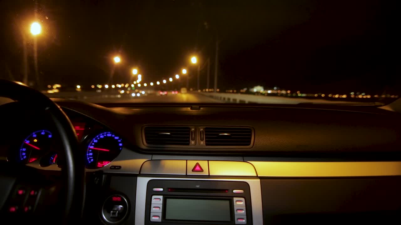 conducción nocturna en un coche