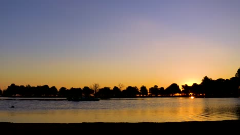 lado del lago al amanecer