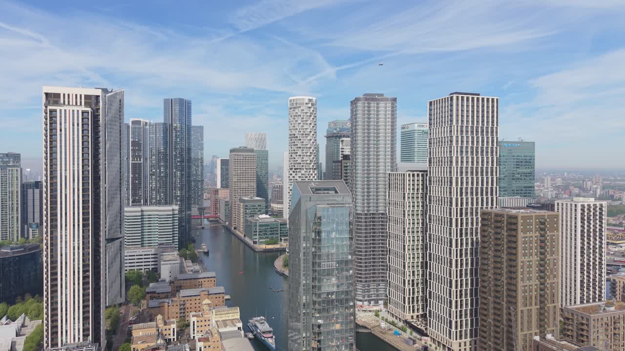 Vista panoramica di Canary Wharf, Londra: grattacieli moderni lungo il fiume.