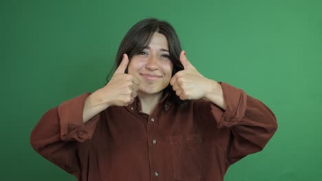chica dando una señal