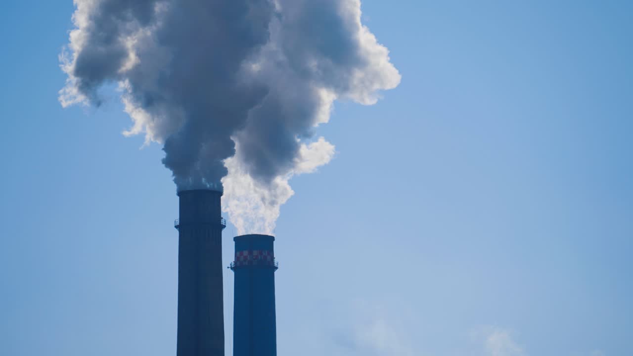 키가 큰 담배를 피우는 산업 굴뚝, 온실 가스를 대기로 배출하는 지구 온난화