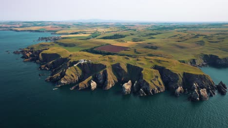 Las-Costas-Rocosas-De-Escocia-Desde-El-Aire:-St-Abbs-Head-Y-El-Faro,-Vistas-De-Escocia-Y-Los-Acantilados-Del-Reino-Unido.