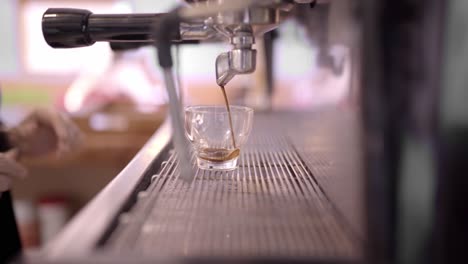 un barista anónimo preparando un espresso caliente