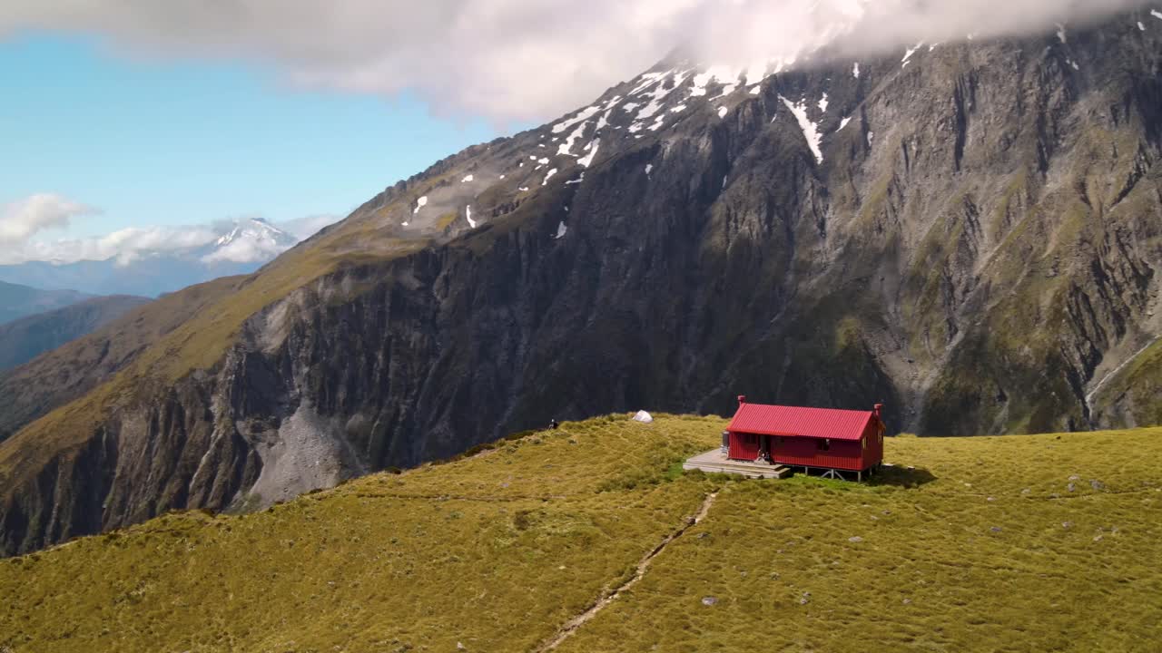 la cabaña de brewster en la cresta de la montaña en el parque nacional aspiring de mt.