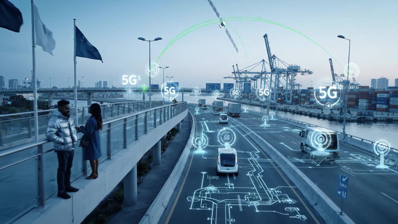 Corridoio di trasporto avanzato che mostra le funzionalità di una Smart City con veicoli connessi, connettività digitale e tecnologia 5G all'alba su un lungomare urbano