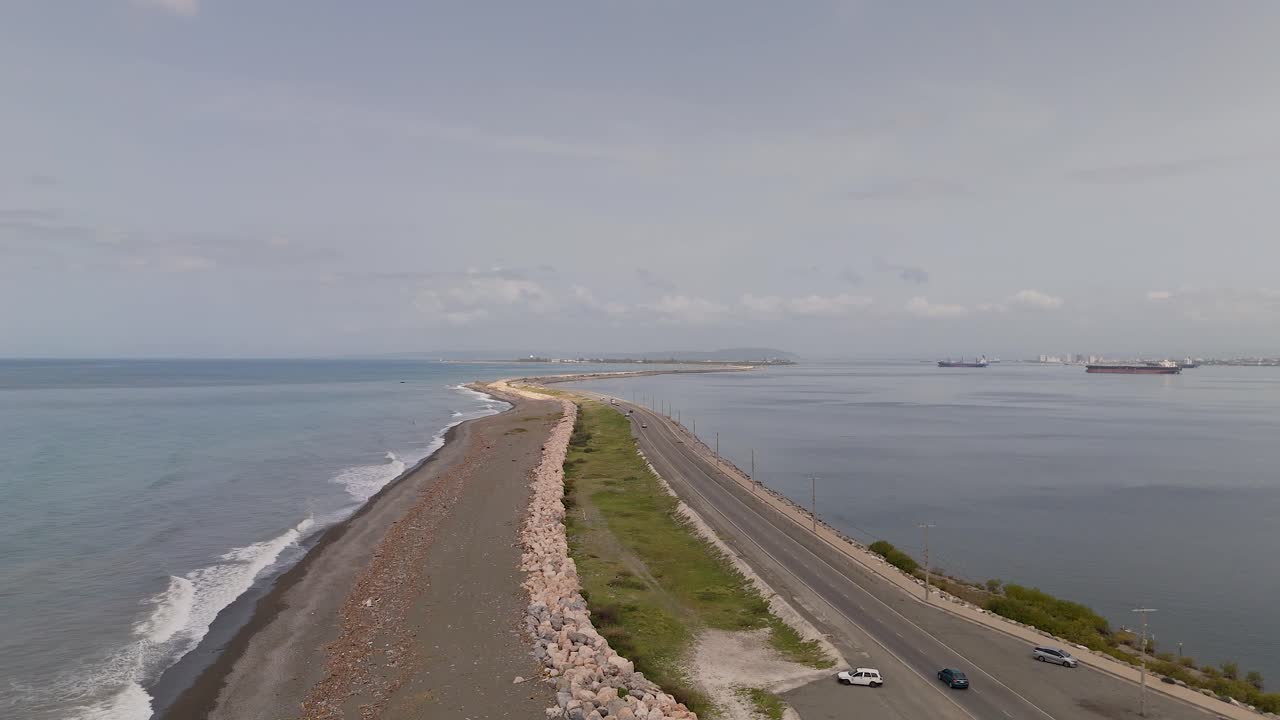 킹스턴 하버 (kingston harbour) 와 버 (sumber) 의 포트 로 (port royal) 으로 가는 팔리사도 (palisades) 도로의 공중 사진