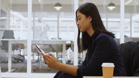 mujer de negocios usando tableta digital en la oficina 4k