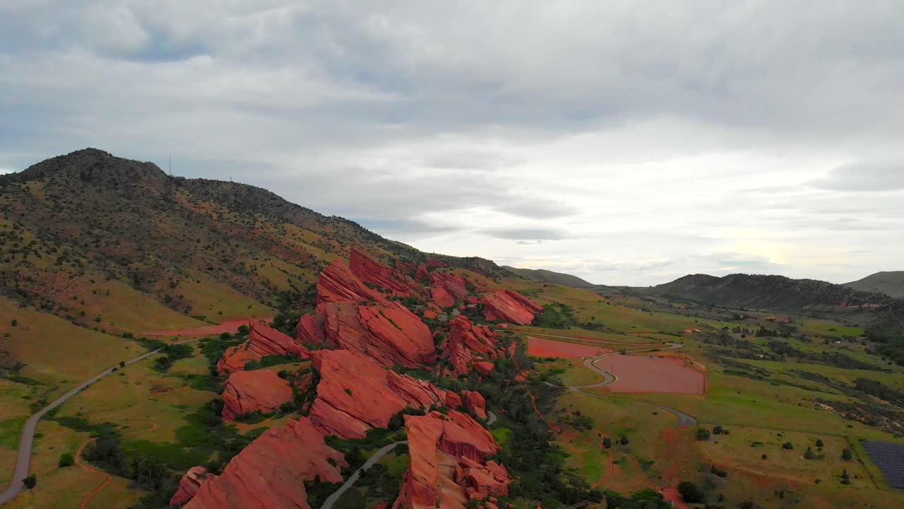 hermosa toma aérea del parque y anfiteatro de rocas rojas