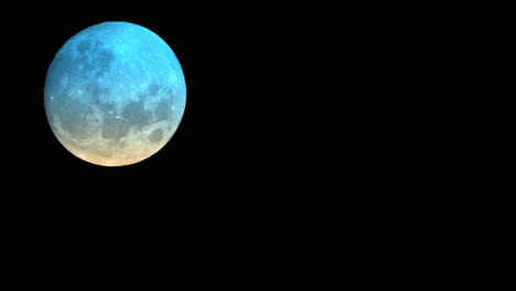 primer plano de la colorida luna llena aislada en el cielo nocturno