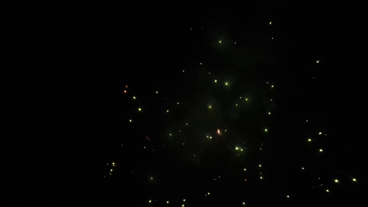 드론 카메라 근처 밤하늘에서 폭발하는 불꽃놀이