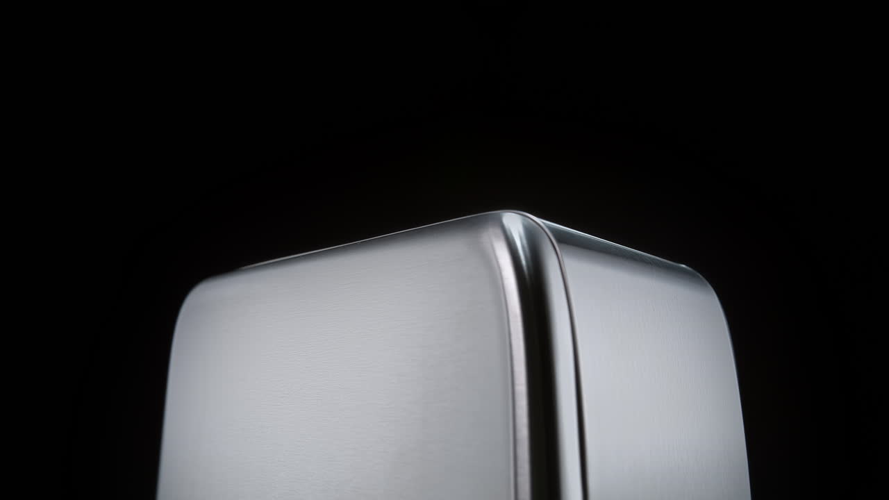 천천히 움직이는 토스터에서 토스트가 어나오고, 은색 주방 장치가 한 을 준비합니다.