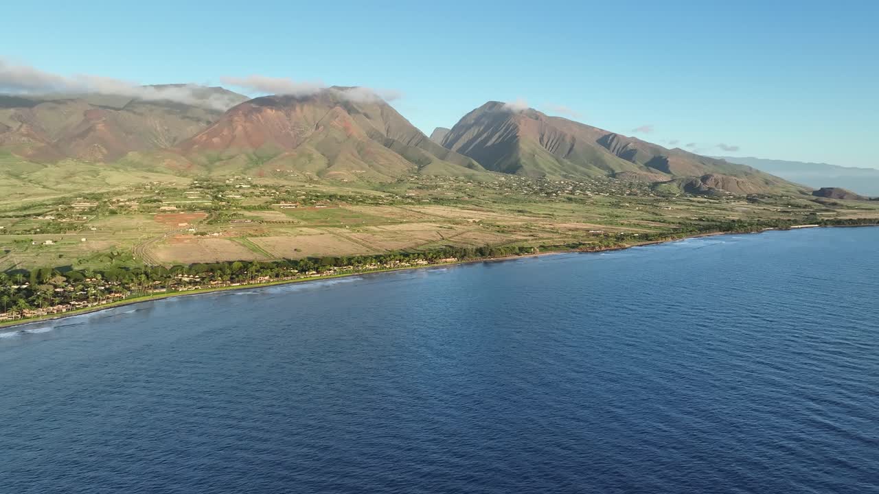웨스트 마우이 산은 비 후 녹색으로 변합니다.