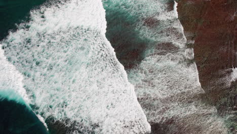 Antena-De-Olas-Rompiendo-Sobre-El-Arrecife-De-Coral-De-La-Isla