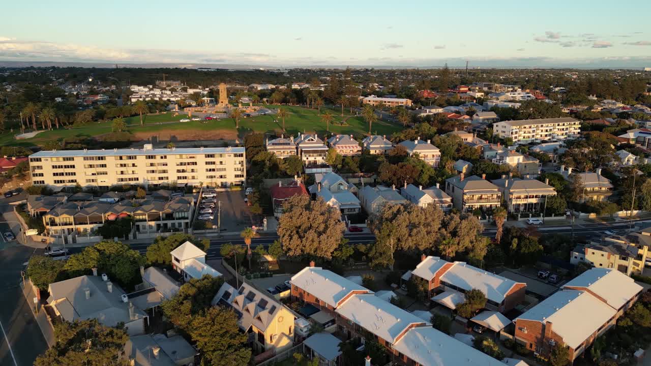 웨스턴 오스트레일리아 퍼스 시의 해가 지는 시간에 프리맨틀 구의 주거 지역을 비행하는 항공 비행 - 앞으로의 드론 비행