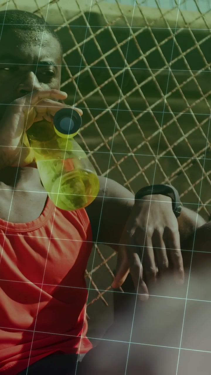 Video verticale: Un atleta di fitness si ferma dopo la corsa, sorseggia da una bottiglia, con una griglia del battito cardiaco sovrapposta al corpo, e una recinzione.