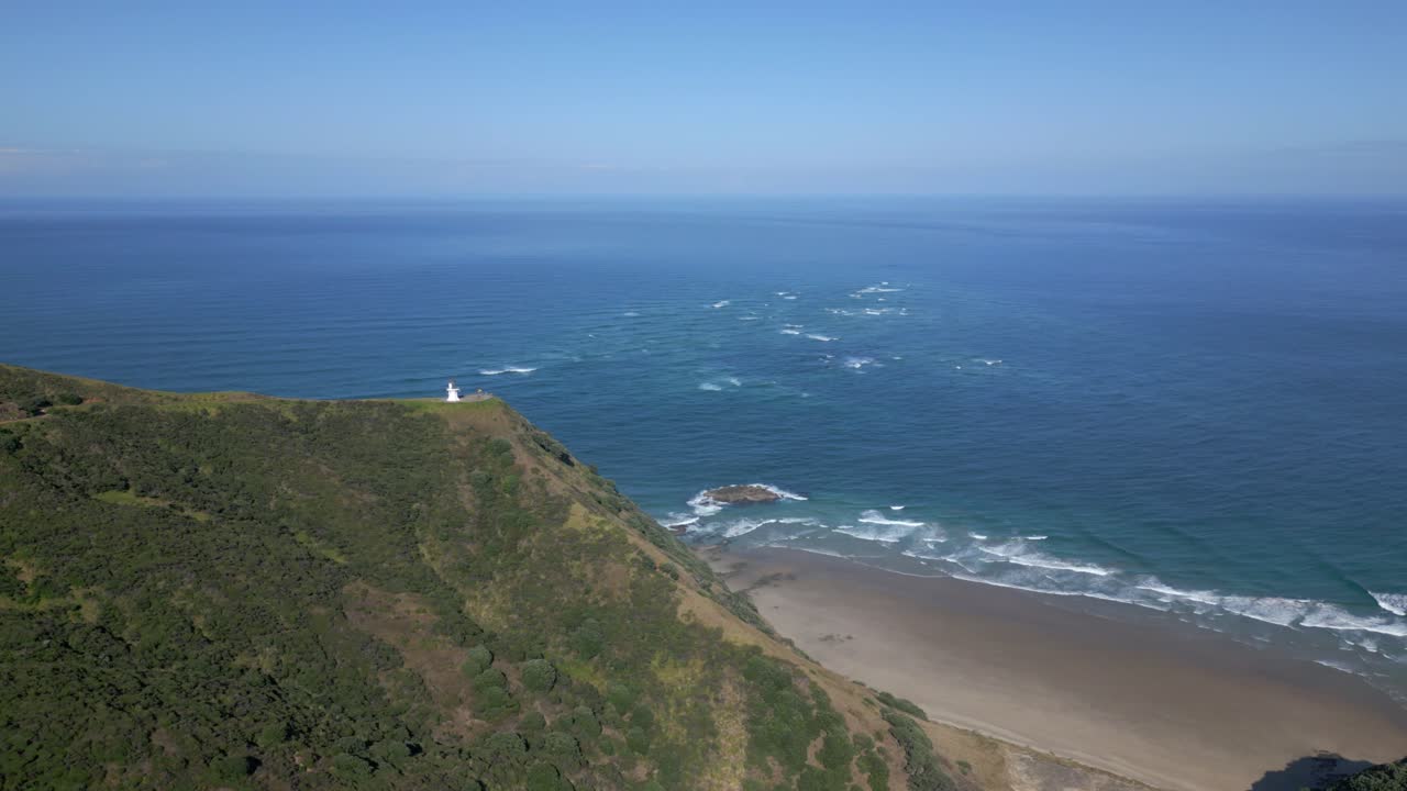 케이프 레인가 (cape reinga) 의 등대 주위를 돌아다니는 드론  ⁇