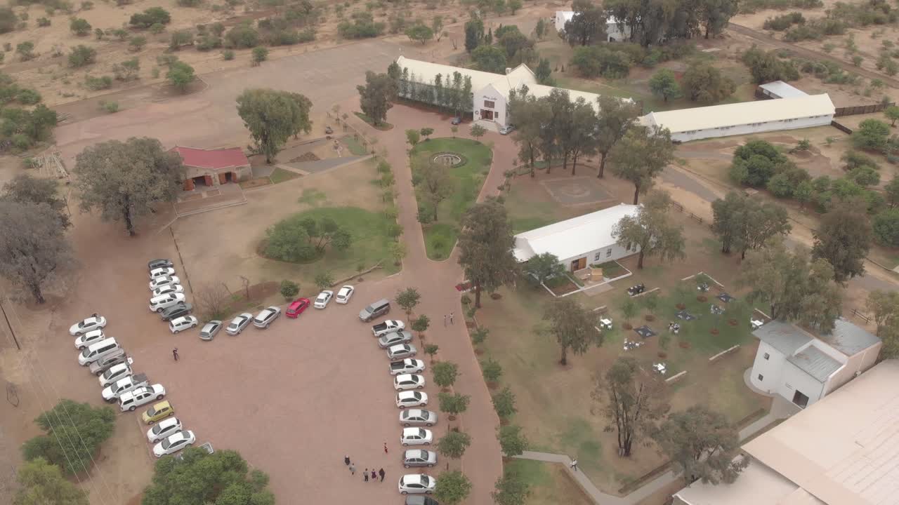 사람들과 함께하는 레드 카펫 행사의 공중 촬영