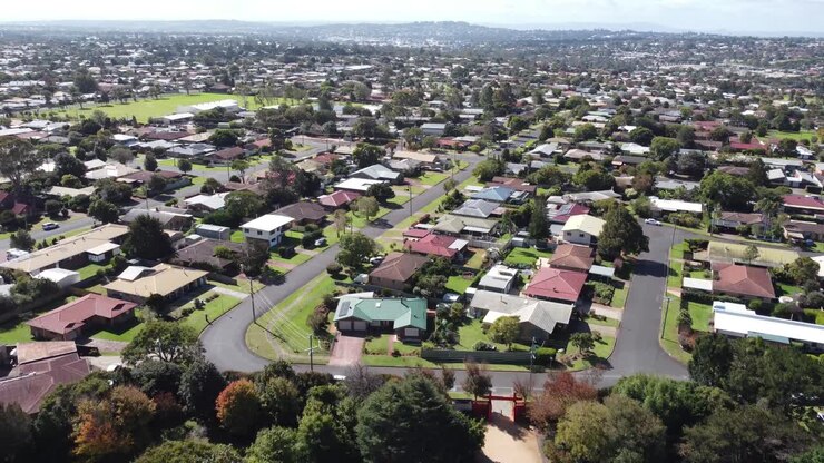 Riprese aeree con drone in 4K di un quartiere residenziale in una città regionale nel Queensland, Australia.
