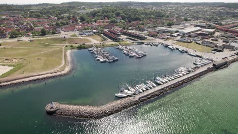 Hermoso-Paisaje-Con-Puerto-Deportivo-Danés-Y-Pequeña-Ciudad-Costera---Vista-Aérea