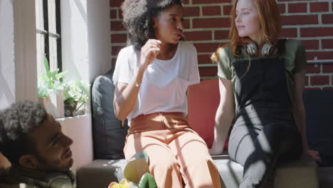 jóvenes estudiantes de negocios diversos hablando amigos disfrutando de la conversación compartiendo ideas relajándose en un lugar de trabajo de oficina de moda