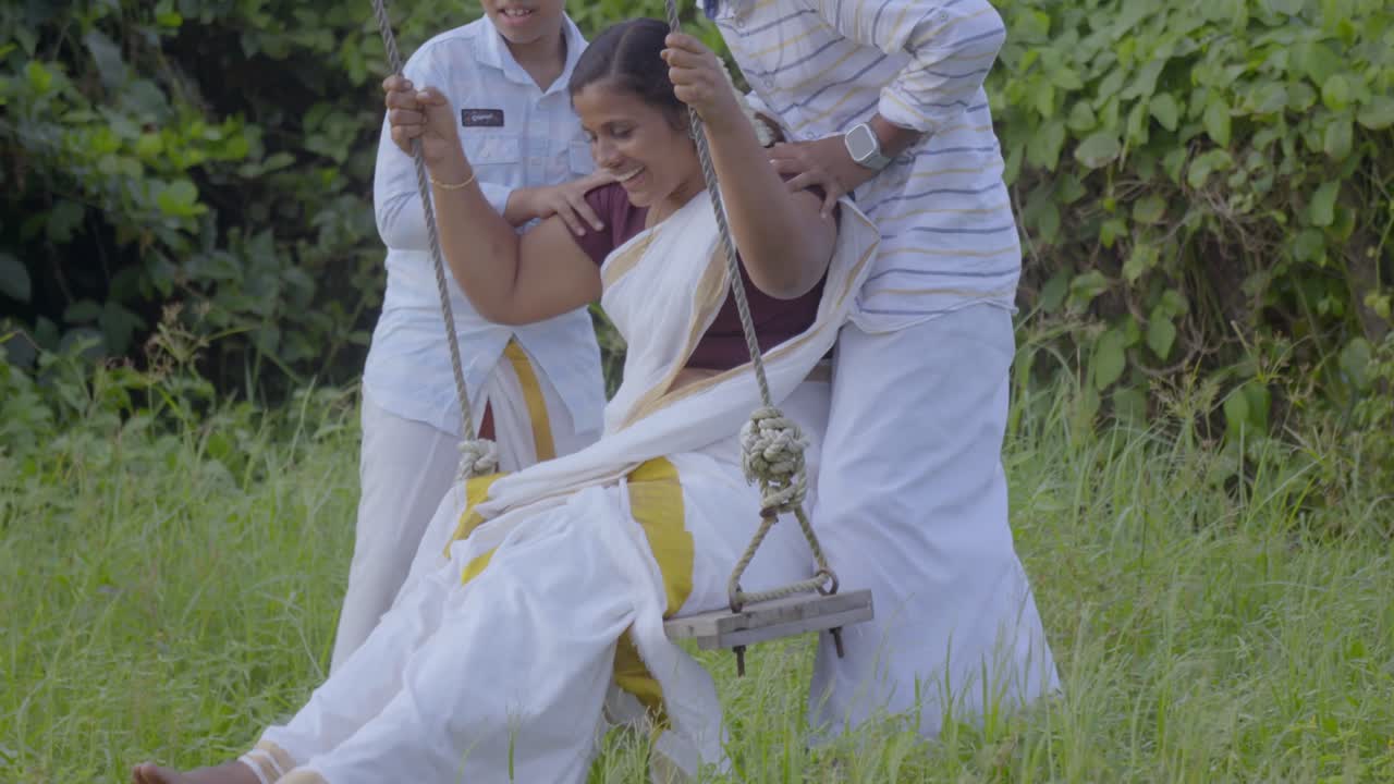 케랄라의 전통 스 (oonjal attam) 은 오넘 축제 기간 동안의 전통적인 가족 엔터테인먼트입니다.