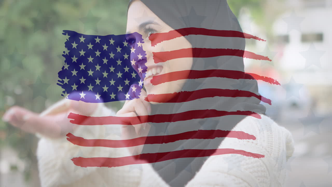 animación de la bandera estadounidense dibujada sobre una mujer biracial en hijab hablando en su teléfono inteligente