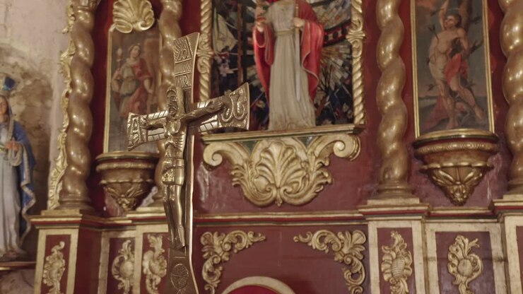 Crocifisso dorato all'interno del tabernacolo della Chiesa di Santa Bárbara a Santo Domingo, Repubblica Dominicana