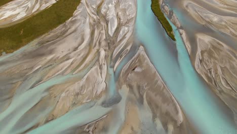 antena - delta del río con agua turquesa del glaciar que fluye hacia el lago tekapo, nueva zelanda