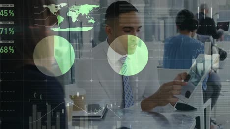 animación de datos financieros y gráficos sobre diversos empresarios que trabajan juntos en la oficina