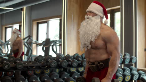 Hombre-En-Forma-Deportiva-Haciendo-Arranques-Con-Mancuernas-En-Un-Club-Deportivo.-Entrenamiento-De-Deportista-En-El-Gimnasio