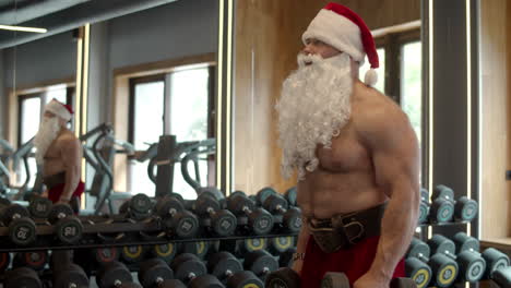 hombre en forma deportiva haciendo arranques con mancuernas en un club deportivo. entrenamiento de deportista en el gimnasio