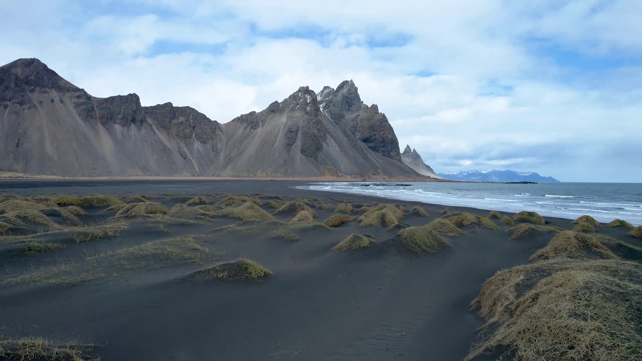 검은 모래 해변 위의 stokksnes vestrahorn 드론
